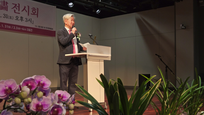  창포동인 2대 회장인 김동석 시인이 축시를 낭독하고 있다.