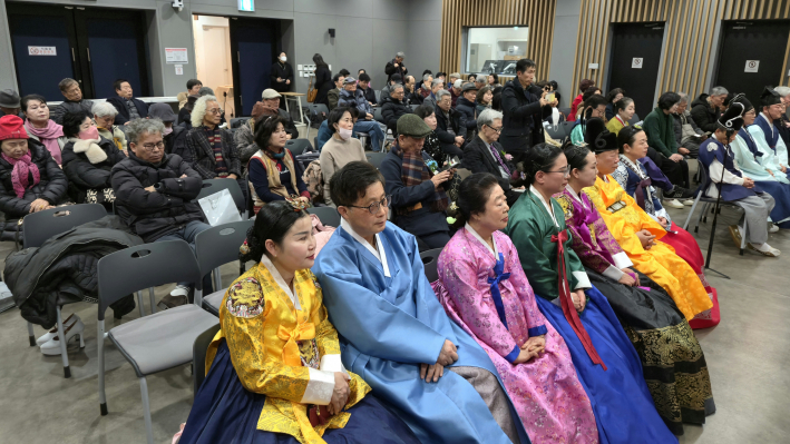 관람객들이 시낭송을 듣고 있는 장면