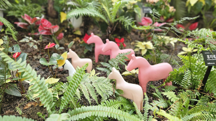 온실 내 곳곳에 숨은 작은 말 장식 