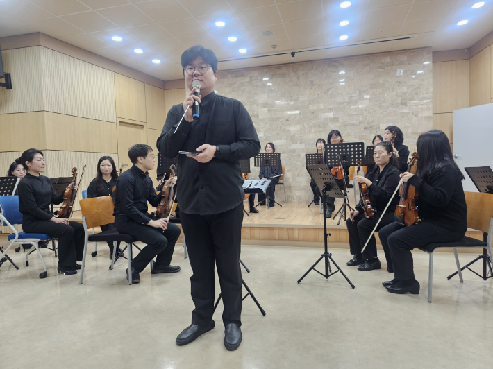 지휘자의 인사모습