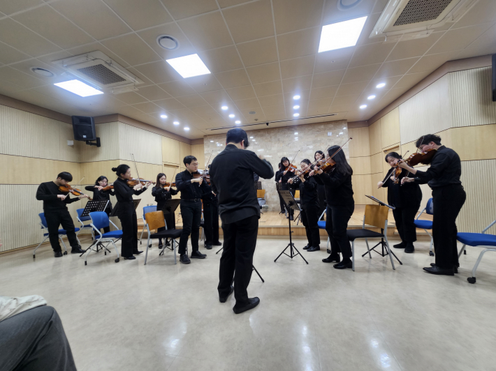 서서 연주하는 앵콜공연