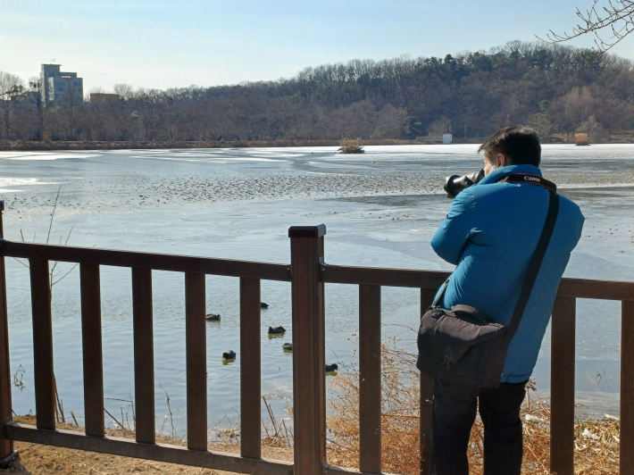 겨울 철새를 찍는 사진사의 모습