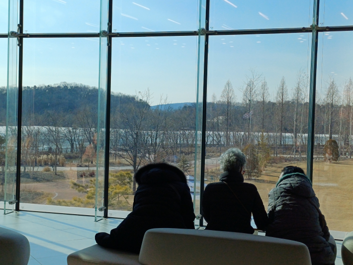 방문자센터에서 바라본 일월 호수 풍경