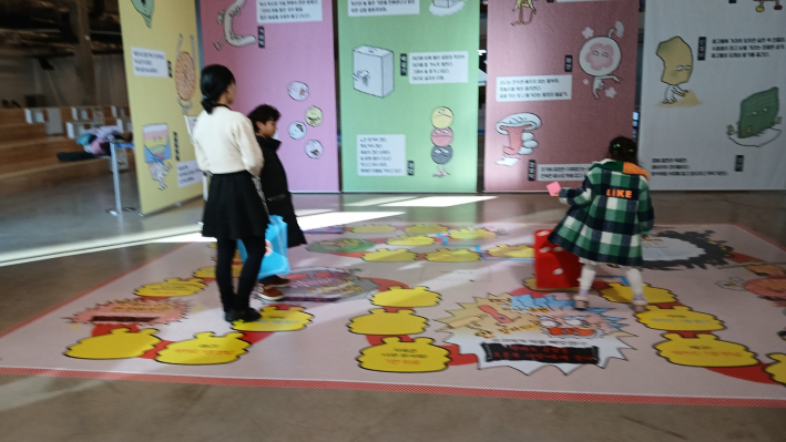 '요괴가 우글대는 왁자지껄 지옥탈출 호랭떡집 주사위 돌림판' 체험하는 장면