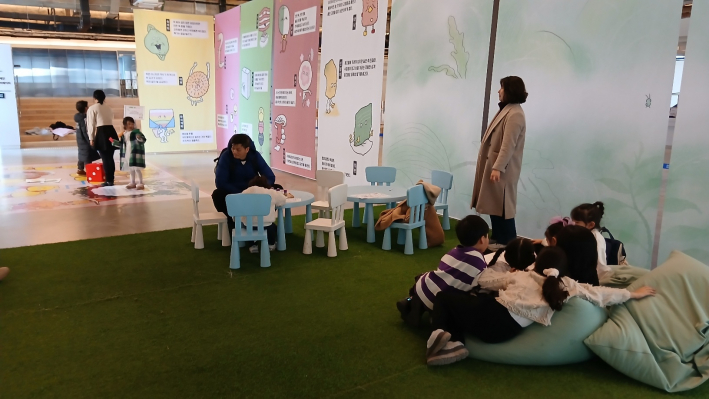 어린이들이 염라의 생일 케이크 꾸미기하는 체험 장면