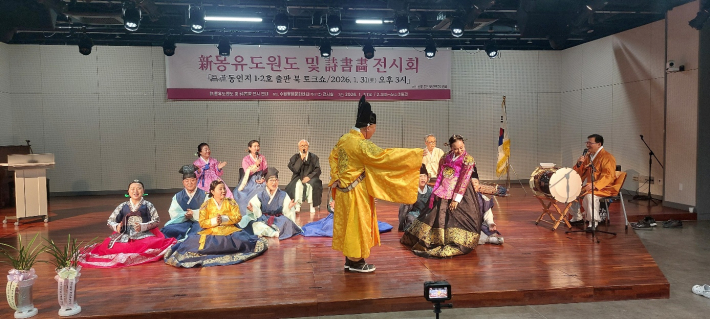 식전 축하 공연. 맨 오른쪽이 예창건 가객