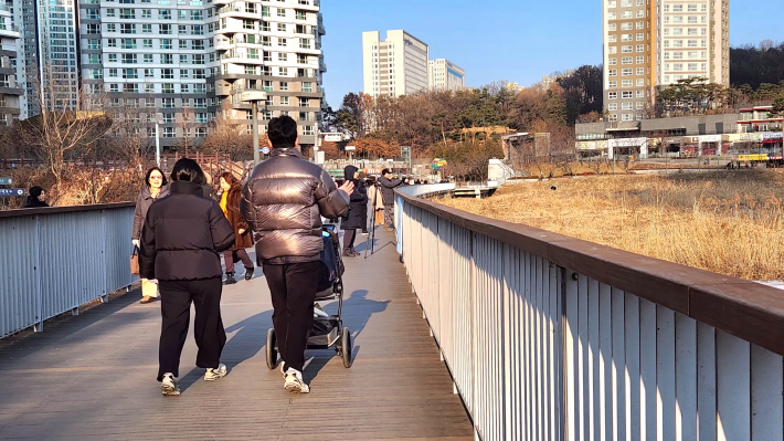 주일 오후, 광교호수공원을 산책하며 여유를 즐기는 시민과 반려견