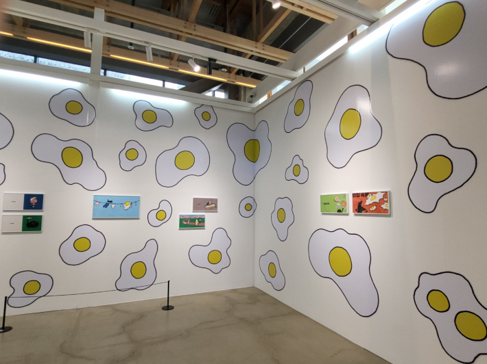 계란후라이가 벽을 점령했다. 〈유머의 맛, 서현 그림책〉 전시에서 만난 웃음의 장면이다.