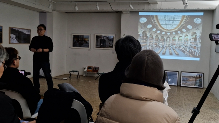 김성민 교수가 '다큐멘터리와 사진 아카이빙' 주제로 특강중이다.