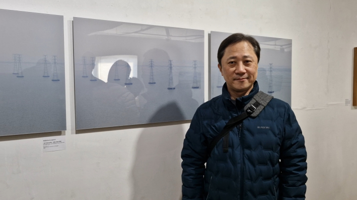 멀리 하나로 연결되어 있는 송전탑을 세 장으로 나누어 담았다.