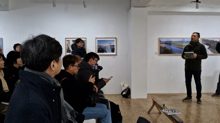 다큐 경기가 사진집으로 '여기 저기, 경기' 출간하면서 전람회까지 오게 된 것을 알리고 있다.