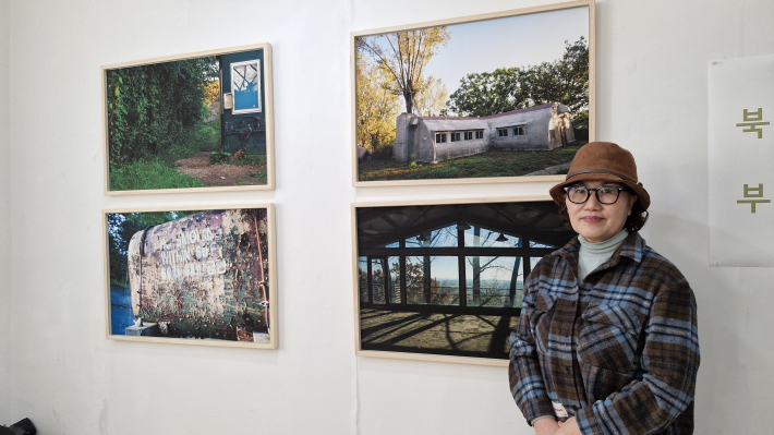 평화와 폭력이 겹쳐지는 경계에서 멈추지 않은 현재를 조용히 응시하고 사유한다고 말하는 홍채원 작가이다.