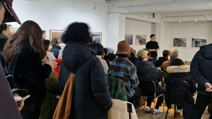 강의도 듣고 많은 관중이 전람회를 축하하기 위해 모였다