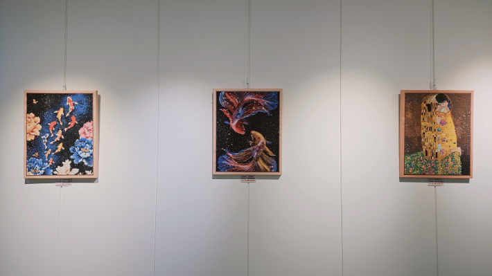 큐빅을 하나씩 붙여 만든 작품들 