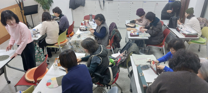 율천동 밤밭문화센터 퀼트반 회원들이 수업 중 바느질에 몰두하고 있다.