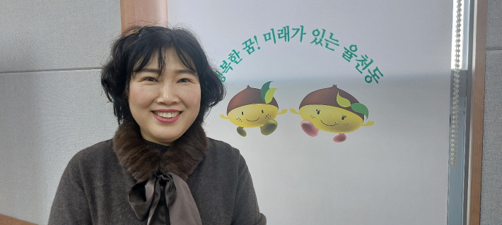 김선미 강사가 강의장에서 환하게 웃고 있다. 퀼트 경력 32년, 강사 경력 20년이다.