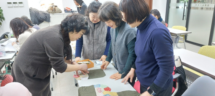 그룹별 지도를 하고 있는 김 강사