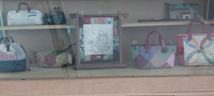 율천동 밤밭문화센터 1층에 전시된 퀼트 소품