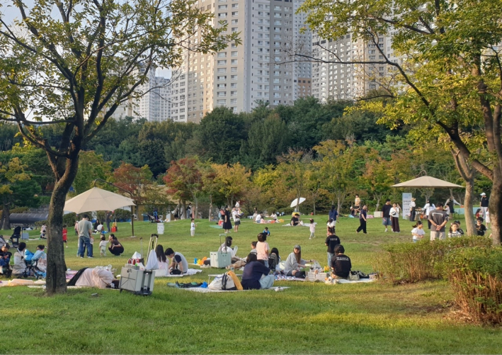 수원 광교호수공원 내 시민들이 피크닉을 즐기고 있다.