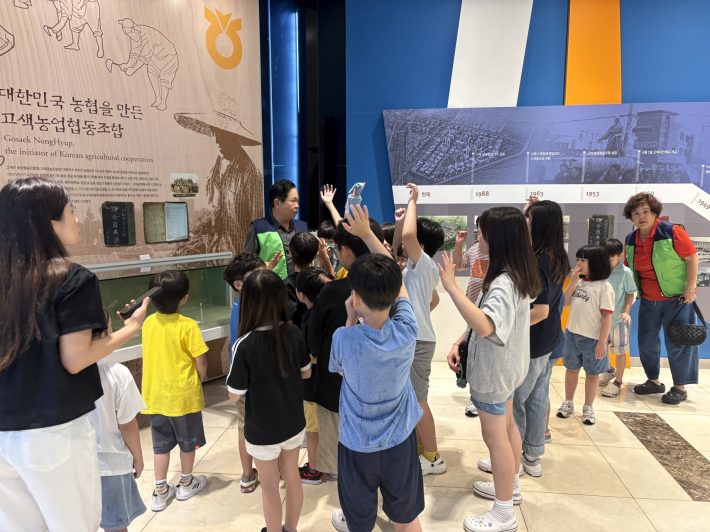 평동 주민들이 지역 어린이들을 대상으로 내고장 바로알기 교육을 진행하고 있다.