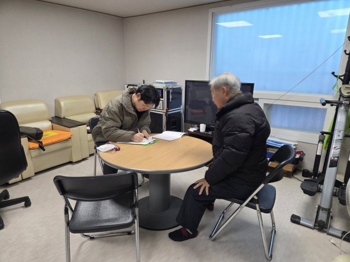 경로당을 방문하여 치매조기검진을 하고 있는 모습