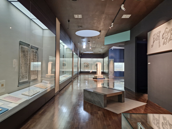 서예 작품은 시간을 견뎌온 존재의 무게감이 전해온다.   