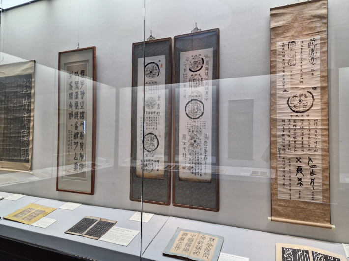 글씨는 말이 없지만, 우리를 오래도록 붙잡아 두는 힘이 있다.