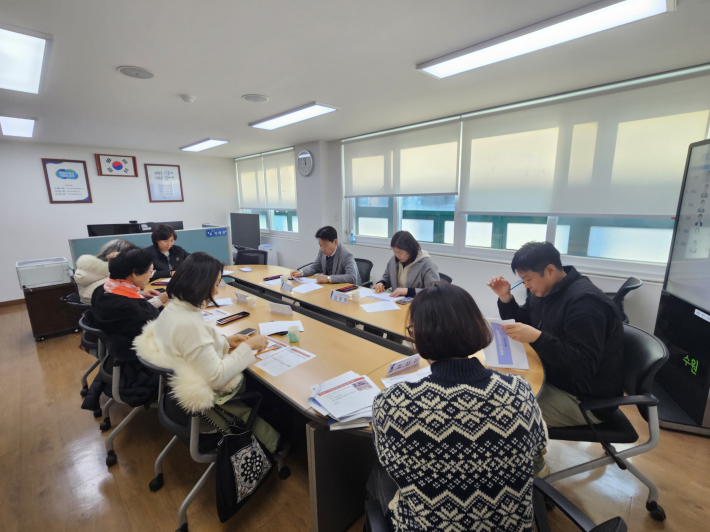 영통2동 단체장협의회가 월례회의를 진행하고 있다.