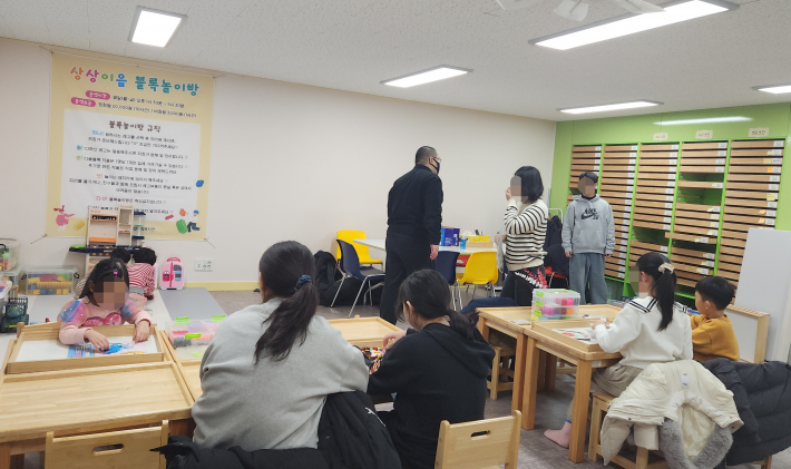 능실종합복지관 블럭놀이방을 이용하는 아이와 보호자의 모습