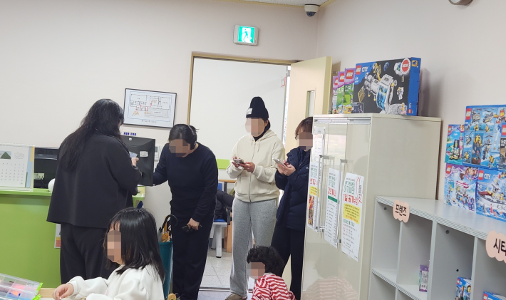 겨울방학을 맞아 아이와 보호자들의 발길이 이어지고 있다.