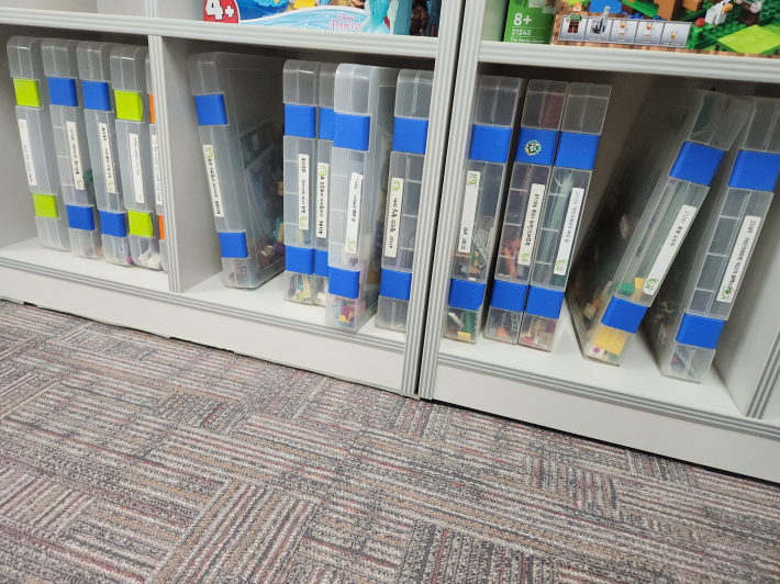 책장 하단엔, 조립을 기다리는 블럭이 제목과 번호를 매겨 나열되어 있다.