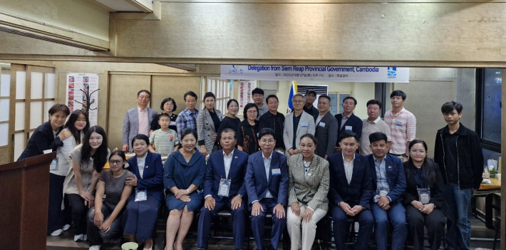 수원마을 출신 우수 졸업생과 국제교류센터 관계자들이 기념사진을 촬영하고 있다.