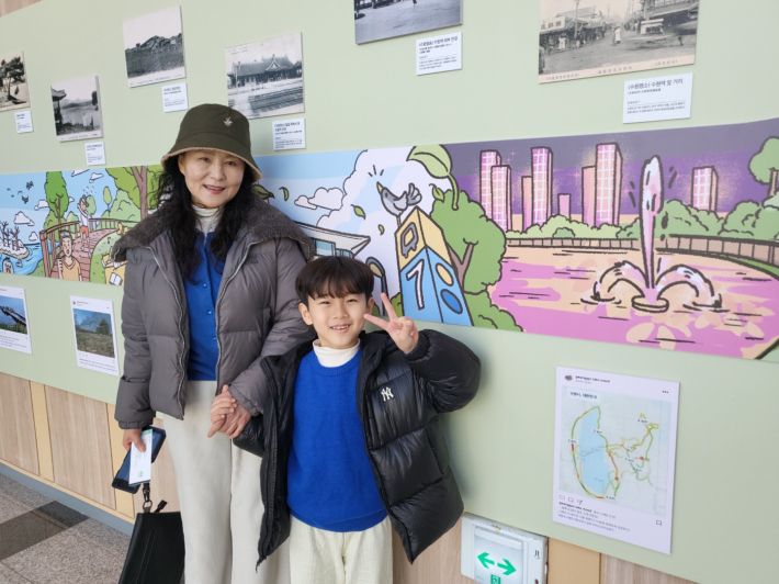 흰바지와 푸른 스웨터, 옷까지 깔맞춤한 할머니와 손자의 모습이 또 한 장의 그림이다. 