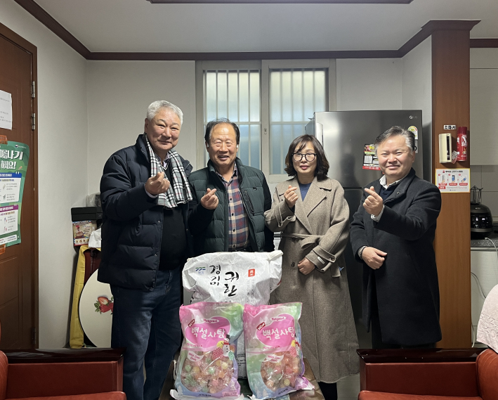 권선구 서둔동 마을만들기협의회, 관내 경로당에 백미 전달