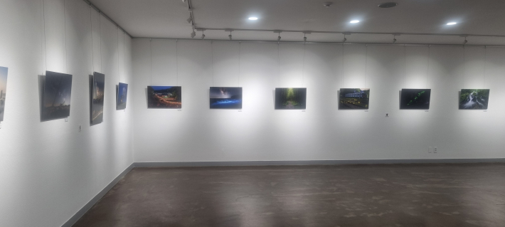 24점의 사진이 전시된 2층 제3전시실 내부