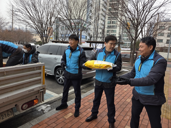 나눔을 실천한 천지회 회원들의 얼굴에 환한 미소가 맴돌았다.