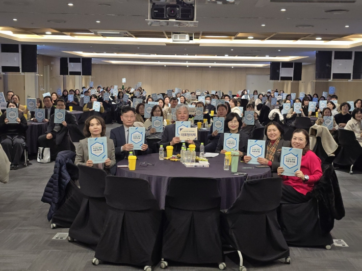 '6각형 계획 워크숍' 참석자들이 함께하고 있다.     