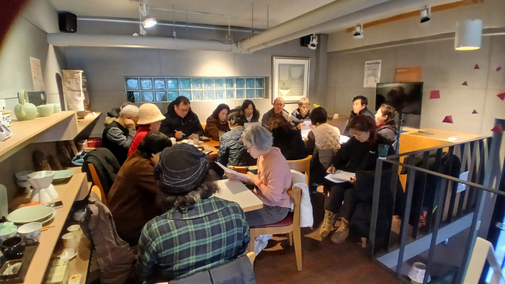 모니터링 회원들이 화성성역의궤를 공부하고 있다.