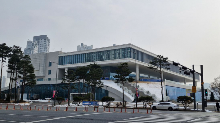 수원컨벤션센터. 개관 이후 국제회의 등 다양한 행사를 치르고 있다.   