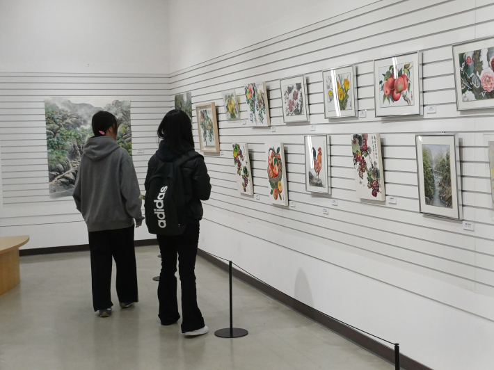 학생 남매가 그림 감상하는 모습