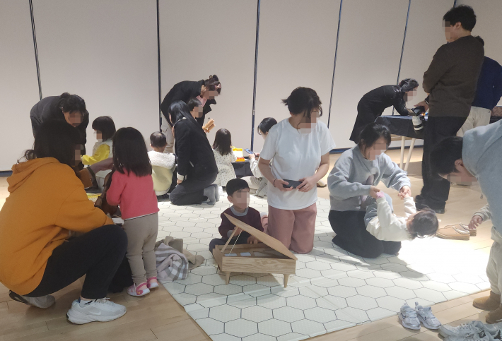 공연에 앞서 진행된 악기체험에서 아이들은 각자의 속도로 악기를 탐색했다. 부모들은 아이 곁에서 손을 잡아주거나 악기 사용을 안내하며 첫 음악 경험을 함께했다.