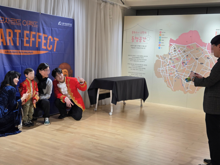 모차트르 옷을 입고 포토존에서 기념촬영 한 컷