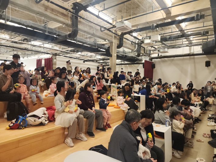 아이들은 직접 악기를 손에 들고 연주자들과 함께 소리를 내며 공연의 마지막을 함께했다. 