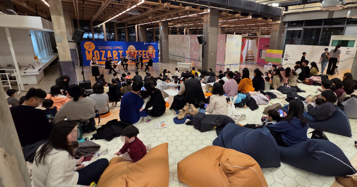 정해진 좌석 대신 자유로운 관람 배치가 마련돼, 아이와 가족들은 부담 없이 공연을 즐길 수 있었다.