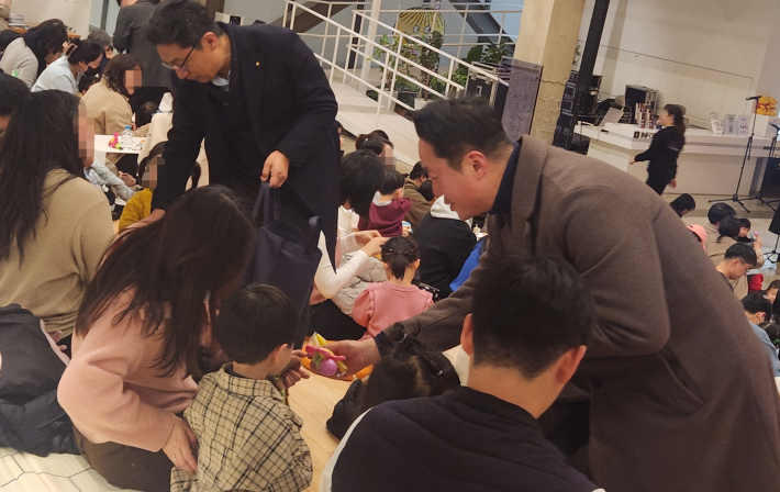 공연에 앞서 아이들에게 악기를 나눠주는 수원시립교향악단 단장의 모습