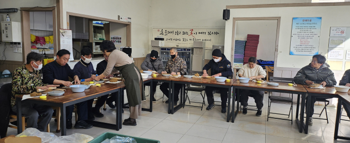 특화자활 참여 노숙인들이 도자기 공예에 집중하고 있다.