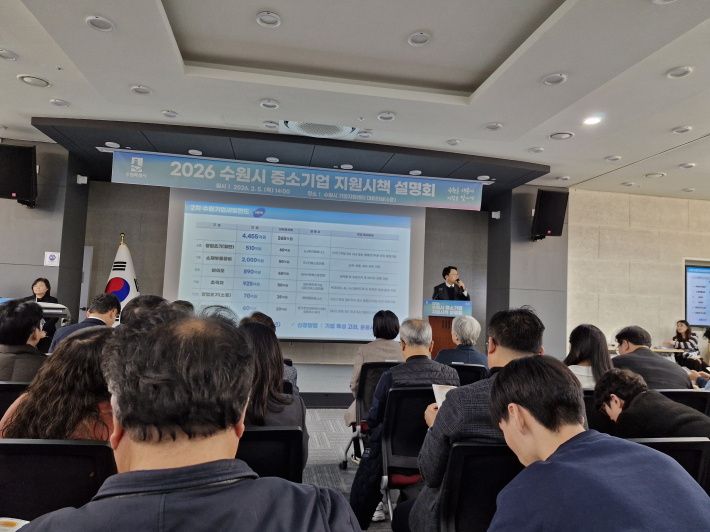 수원시 이갑돈 국제통상팀장이 수원 기업 새빛펀드를 안내하고 있다. 