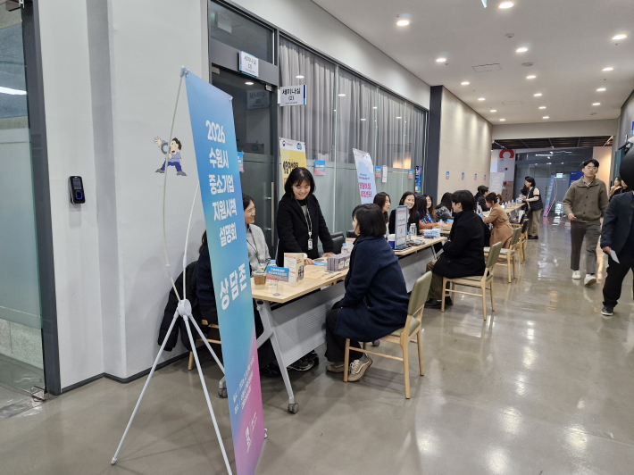 근로복지공단 직장보육지원센터에서 직장어린이집 설치 및 운영지원 규정 등에 대해 상담하고 있다.   