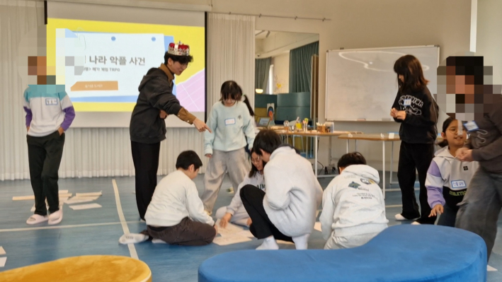 선플 요정이 방문자의 도움을 받고 있다.