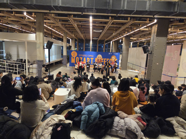 모차르트와 그의 아내 의상을 입은 두 진행자